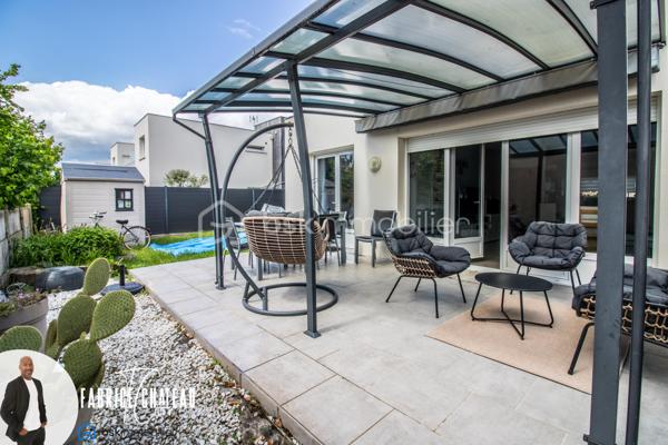 Découvrez cette agréable maison de 98 m² offrant de beaux volumes et un cadre de vie confortable. Elle se compose d’une entrée, d’un lumineux séjour, ainsi que d’une cuisine équipée et aménagée.

Au rez-de-chaussée, vous profiterez d’une chambre avec salle d’eau et WC intégrés, idéale pour une vie de plain-pied ou pour recevoir.

À l’étage, vous disposez de deux chambres, d’un dressing, d’une salle de bain et d’un WC séparé. Un balcon et une terrasse complètent l’espace nuit.

À l’extérieur, vous apprécierez le jardin, la terrasse conviviale, ainsi qu’un abri de jardin pratique pour le rangement. Deux places de parking viennent compléter ce bien.

Une maison fonctionnelle et chaleureuse, idéale pour une famille en quête de confort et de tranquillité.

A visiter sans tarder