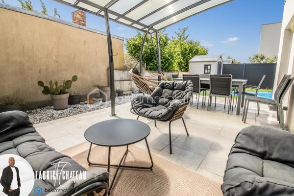 Découvrez cette agréable maison de 98 m² offrant de beaux volumes et un cadre de vie confortable. Elle se compose d’une entrée, d’un lumineux séjour, ainsi que d’une cuisine équipée et aménagée.

Au rez-de-chaussée, vous profiterez d’une chambre avec salle d’eau et WC intégrés, idéale pour une vie de plain-pied ou pour recevoir.

À l’étage, vous disposez de deux chambres, d’un dressing, d’une salle de bain et d’un WC séparé. Un balcon et une terrasse complètent l’espace nuit.

À l’extérieur, vous apprécierez le jardin, la terrasse conviviale, ainsi qu’un abri de jardin pratique pour le rangement. Deux places de parking viennent compléter ce bien.

Une maison fonctionnelle et chaleureuse, idéale pour une famille en quête de confort et de tranquillité.

A visiter sans tarder