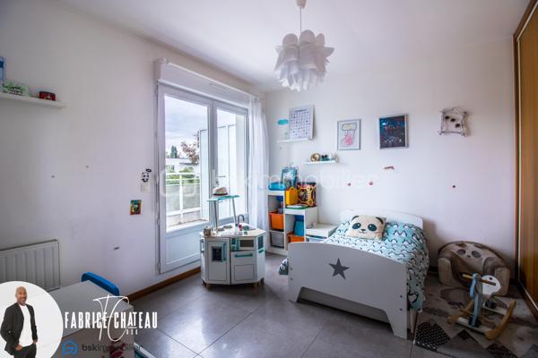 Découvrez cette agréable maison de 98 m² offrant de beaux volumes et un cadre de vie confortable. Elle se compose d’une entrée, d’un lumineux séjour, ainsi que d’une cuisine équipée et aménagée.

Au rez-de-chaussée, vous profiterez d’une chambre avec salle d’eau et WC intégrés, idéale pour une vie de plain-pied ou pour recevoir.

À l’étage, vous disposez de deux chambres, d’un dressing, d’une salle de bain et d’un WC séparé. Un balcon et une terrasse complètent l’espace nuit.

À l’extérieur, vous apprécierez le jardin, la terrasse conviviale, ainsi qu’un abri de jardin pratique pour le rangement. Deux places de parking viennent compléter ce bien.

Une maison fonctionnelle et chaleureuse, idéale pour une famille en quête de confort et de tranquillité.

A visiter sans tarder