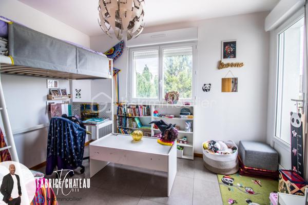 Découvrez cette agréable maison de 98 m² offrant de beaux volumes et un cadre de vie confortable. Elle se compose d’une entrée, d’un lumineux séjour, ainsi que d’une cuisine équipée et aménagée.

Au rez-de-chaussée, vous profiterez d’une chambre avec salle d’eau et WC intégrés, idéale pour une vie de plain-pied ou pour recevoir.

À l’étage, vous disposez de deux chambres, d’un dressing, d’une salle de bain et d’un WC séparé. Un balcon et une terrasse complètent l’espace nuit.

À l’extérieur, vous apprécierez le jardin, la terrasse conviviale, ainsi qu’un abri de jardin pratique pour le rangement. Deux places de parking viennent compléter ce bien.

Une maison fonctionnelle et chaleureuse, idéale pour une famille en quête de confort et de tranquillité.

A visiter sans tarder