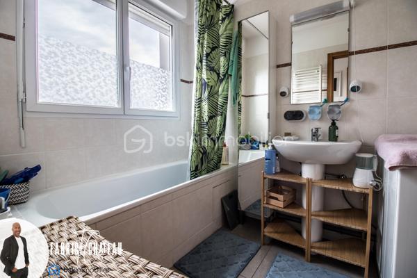 Découvrez cette agréable maison de 98 m² offrant de beaux volumes et un cadre de vie confortable. Elle se compose d’une entrée, d’un lumineux séjour, ainsi que d’une cuisine équipée et aménagée.

Au rez-de-chaussée, vous profiterez d’une chambre avec salle d’eau et WC intégrés, idéale pour une vie de plain-pied ou pour recevoir.

À l’étage, vous disposez de deux chambres, d’un dressing, d’une salle de bain et d’un WC séparé. Un balcon et une terrasse complètent l’espace nuit.

À l’extérieur, vous apprécierez le jardin, la terrasse conviviale, ainsi qu’un abri de jardin pratique pour le rangement. Deux places de parking viennent compléter ce bien.

Une maison fonctionnelle et chaleureuse, idéale pour une famille en quête de confort et de tranquillité.

A visiter sans tarder
