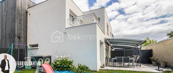 Découvrez cette agréable maison de 98 m² offrant de beaux volumes et un cadre de vie confortable. Elle se compose d’une entrée, d’un lumineux séjour, ainsi que d’une cuisine équipée et aménagée.

Au rez-de-chaussée, vous profiterez d’une chambre avec salle d’eau et WC intégrés, idéale pour une vie de plain-pied ou pour recevoir.

À l’étage, vous disposez de deux chambres, d’un dressing, d’une salle de bain et d’un WC séparé. Un balcon et une terrasse complètent l’espace nuit.

À l’extérieur, vous apprécierez le jardin, la terrasse conviviale, ainsi qu’un abri de jardin pratique pour le rangement. Deux places de parking viennent compléter ce bien.

Une maison fonctionnelle et chaleureuse, idéale pour une famille en quête de confort et de tranquillité.

A visiter sans tarder