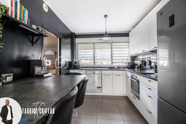 Découvrez cette agréable maison de 98 m² offrant de beaux volumes et un cadre de vie confortable. Elle se compose d’une entrée, d’un lumineux séjour, ainsi que d’une cuisine équipée et aménagée.

Au rez-de-chaussée, vous profiterez d’une chambre avec salle d’eau et WC intégrés, idéale pour une vie de plain-pied ou pour recevoir.

À l’étage, vous disposez de deux chambres, d’un dressing, d’une salle de bain et d’un WC séparé. Un balcon et une terrasse complètent l’espace nuit.

À l’extérieur, vous apprécierez le jardin, la terrasse conviviale, ainsi qu’un abri de jardin pratique pour le rangement. Deux places de parking viennent compléter ce bien.

Une maison fonctionnelle et chaleureuse, idéale pour une famille en quête de confort et de tranquillité.

A visiter sans tarder