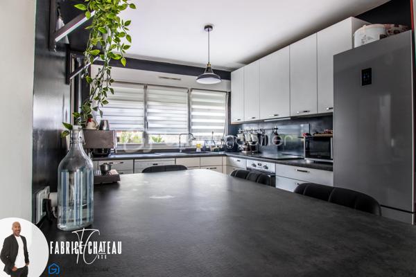 Découvrez cette agréable maison de 98 m² offrant de beaux volumes et un cadre de vie confortable. Elle se compose d’une entrée, d’un lumineux séjour, ainsi que d’une cuisine équipée et aménagée.

Au rez-de-chaussée, vous profiterez d’une chambre avec salle d’eau et WC intégrés, idéale pour une vie de plain-pied ou pour recevoir.

À l’étage, vous disposez de deux chambres, d’un dressing, d’une salle de bain et d’un WC séparé. Un balcon et une terrasse complètent l’espace nuit.

À l’extérieur, vous apprécierez le jardin, la terrasse conviviale, ainsi qu’un abri de jardin pratique pour le rangement. Deux places de parking viennent compléter ce bien.

Une maison fonctionnelle et chaleureuse, idéale pour une famille en quête de confort et de tranquillité.

A visiter sans tarder