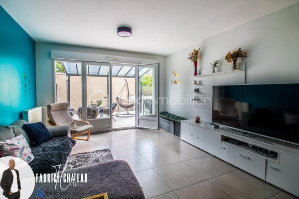 Découvrez cette agréable maison de 98 m² offrant de beaux volumes et un cadre de vie confortable. Elle se compose d’une entrée, d’un lumineux séjour, ainsi que d’une cuisine équipée et aménagée.

Au rez-de-chaussée, vous profiterez d’une chambre avec salle d’eau et WC intégrés, idéale pour une vie de plain-pied ou pour recevoir.

À l’étage, vous disposez de deux chambres, d’un dressing, d’une salle de bain et d’un WC séparé. Un balcon et une terrasse complètent l’espace nuit.

À l’extérieur, vous apprécierez le jardin, la terrasse conviviale, ainsi qu’un abri de jardin pratique pour le rangement. Deux places de parking viennent compléter ce bien.

Une maison fonctionnelle et chaleureuse, idéale pour une famille en quête de confort et de tranquillité.

A visiter sans tarder