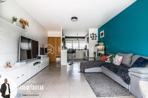Découvrez cette agréable maison de 98 m² offrant de beaux volumes et un cadre de vie confortable. Elle se compose d’une entrée, d’un lumineux séjour, ainsi que d’une cuisine équipée et aménagée.

Au rez-de-chaussée, vous profiterez d’une chambre avec salle d’eau et WC intégrés, idéale pour une vie de plain-pied ou pour recevoir.

À l’étage, vous disposez de deux chambres, d’un dressing, d’une salle de bain et d’un WC séparé. Un balcon et une terrasse complètent l’espace nuit.

À l’extérieur, vous apprécierez le jardin, la terrasse conviviale, ainsi qu’un abri de jardin pratique pour le rangement. Deux places de parking viennent compléter ce bien.

Une maison fonctionnelle et chaleureuse, idéale pour une famille en quête de confort et de tranquillité.

A visiter sans tarder