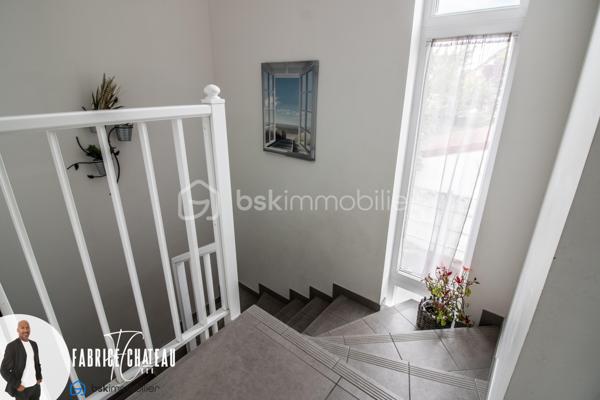 Découvrez cette agréable maison de 98 m² offrant de beaux volumes et un cadre de vie confortable. Elle se compose d’une entrée, d’un lumineux séjour, ainsi que d’une cuisine équipée et aménagée.

Au rez-de-chaussée, vous profiterez d’une chambre avec salle d’eau et WC intégrés, idéale pour une vie de plain-pied ou pour recevoir.

À l’étage, vous disposez de deux chambres, d’un dressing, d’une salle de bain et d’un WC séparé. Un balcon et une terrasse complètent l’espace nuit.

À l’extérieur, vous apprécierez le jardin, la terrasse conviviale, ainsi qu’un abri de jardin pratique pour le rangement. Deux places de parking viennent compléter ce bien.

Une maison fonctionnelle et chaleureuse, idéale pour une famille en quête de confort et de tranquillité.

A visiter sans tarder