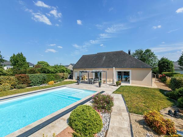 Maison contemporaine à vendre au coeur de Juigné sur Loire à deux pas des commodités, vie de plain pied, garage et piscine