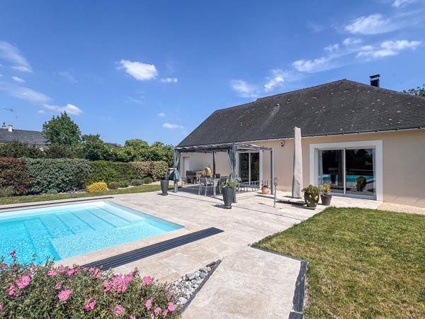 Maison contemporaine à vendre au coeur de Juigné sur Loire à deux pas des commodités, vie de plain pied, garage et piscine