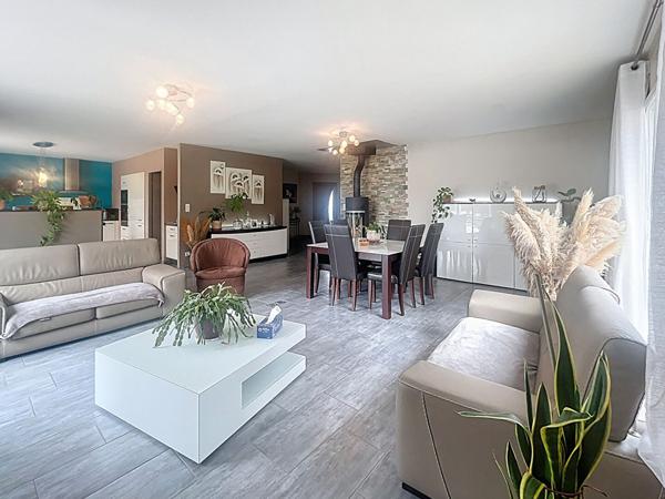 Maison contemporaine à vendre au coeur de Juigné sur Loire à deux pas des commodités, vie de plain pied, garage et piscine