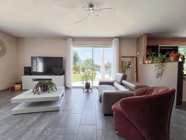 Maison contemporaine à vendre au coeur de Juigné sur Loire à deux pas des commodités, vie de plain pied, garage et piscine