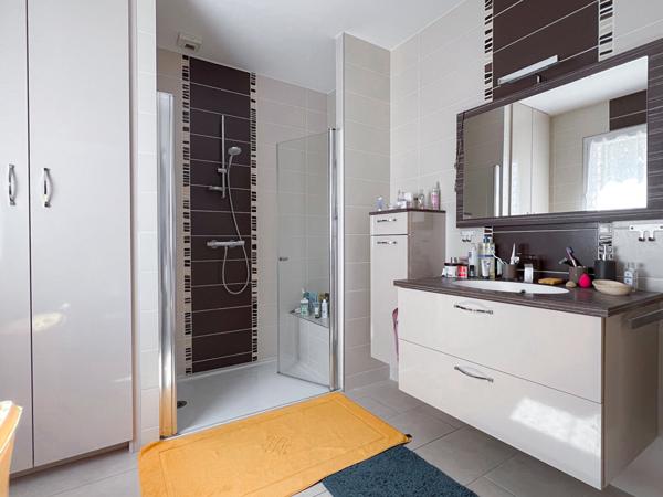 Maison contemporaine à vendre au coeur de Juigné sur Loire à deux pas des commodités, vie de plain pied, garage et piscine