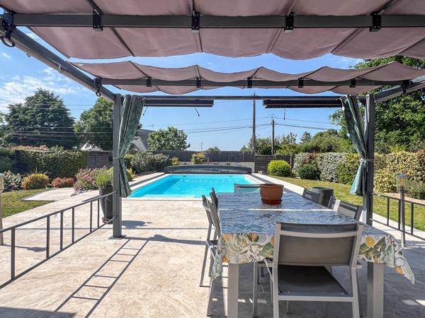Maison contemporaine à vendre au coeur de Juigné sur Loire à deux pas des commodités, vie de plain pied, garage et piscine