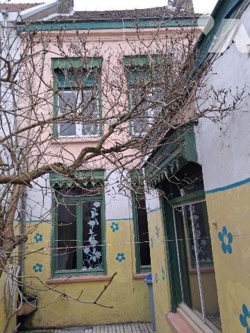 A VENDRE maison au centre de Bourbourg comprenant 3 chambres, séjour, cuisine, cave, cour extér...