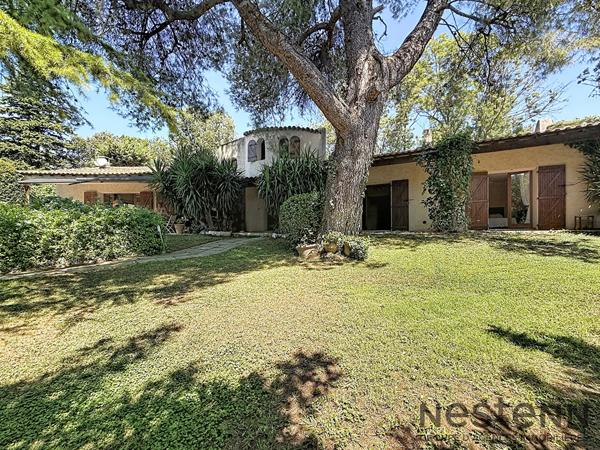 Maison à vendre à Aubagne - 4 chambres, 220 m², piscine, proche écoles et parc
