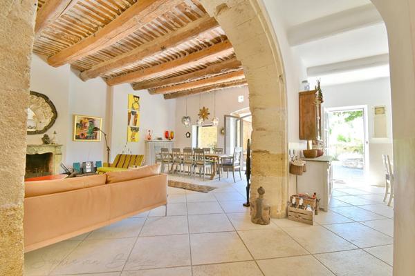 MAISON DE VILLAGE EN PIERRES du 19ème à vendre de 350m², 7 chambres, jardin, piscine, garage, proche de LOURMARIN