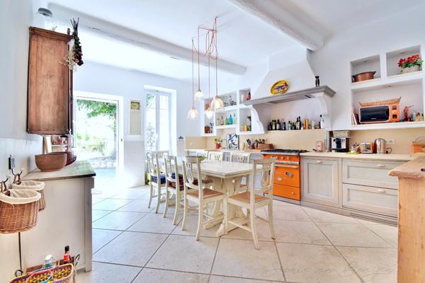 MAISON DE VILLAGE EN PIERRES du 19ème à vendre de 350m², 7 chambres, jardin, piscine, garage, proche de LOURMARIN