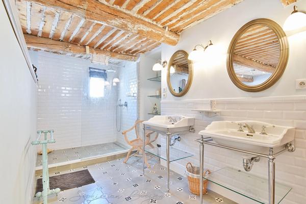 MAISON DE VILLAGE EN PIERRES du 19ème à vendre de 350m², 7 chambres, jardin, piscine, garage, proche de LOURMARIN