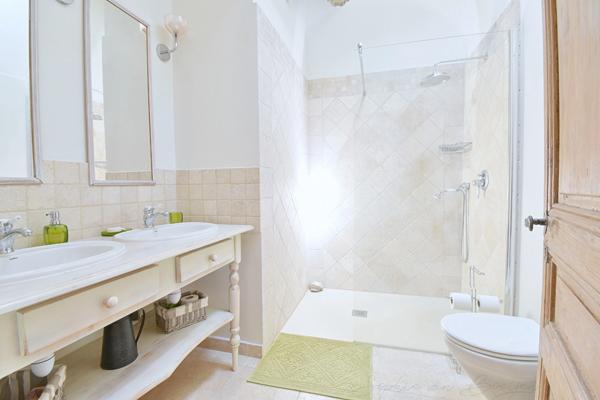 MAISON DE VILLAGE EN PIERRES du 19ème à vendre de 350m², 7 chambres, jardin, piscine, garage, proche de LOURMARIN