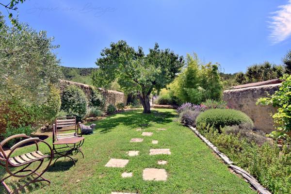 MAISON DE VILLAGE EN PIERRES du 19ème à vendre de 350m², 7 chambres, jardin, piscine, garage, proche de LOURMARIN