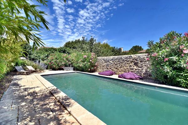 MAISON DE VILLAGE EN PIERRES du 19ème à vendre de 350m², 7 chambres, jardin, piscine, garage, proche de LOURMARIN