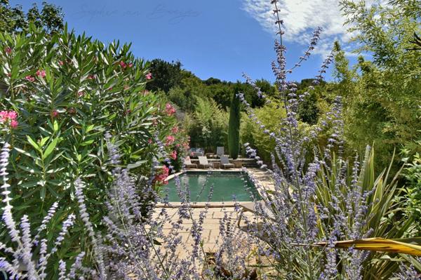 MAISON DE VILLAGE EN PIERRES du 19ème à vendre de 350m², 7 chambres, jardin, piscine, garage, proche de LOURMARIN