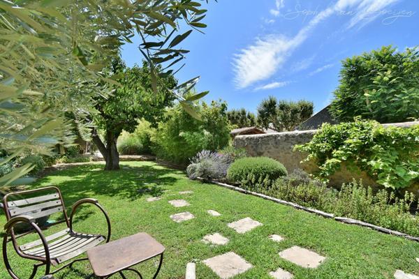 MAISON DE VILLAGE EN PIERRES du 19ème à vendre de 350m², 7 chambres, jardin, piscine, garage, proche de LOURMARIN