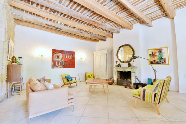 MAISON DE VILLAGE EN PIERRES du 19ème à vendre de 350m², 7 chambres, jardin, piscine, garage, proche de LOURMARIN