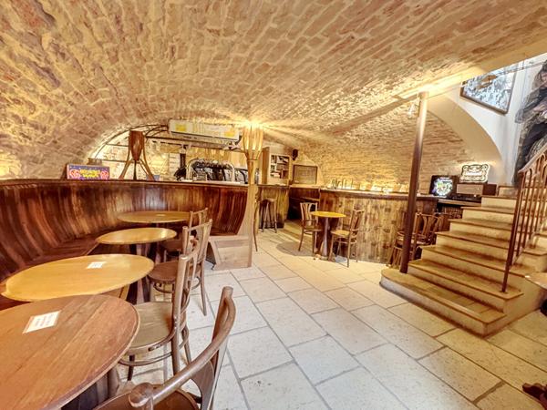 Immeuble de caractère avec fort potentiel à Givry