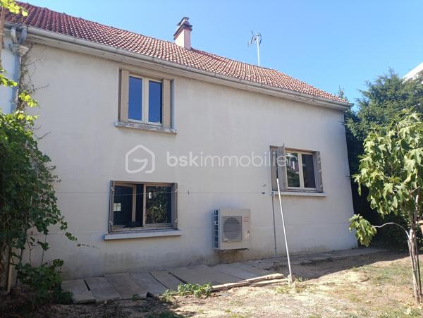 Vitry-sur-Seine – Maison avec jardin dans une impasse calme

Karima Kareche, BSK Immobilier, vous présente cette charmante maison idéalement située à Vitry-sur-Seine, à deux pas de Paris. Nichée dans une impasse, un environnement calme et verdoyant, elle bénéficie d'un accès facile aux transports, écoles et commerces.

D'une surface habitable de 70 m², elle est implantée dans une petite copropriété à très faibles charges et dispose d'un grand jardin privatif clos de 243 m², à aménager selon vos envies.

Rez-de-chaussée : une entrée lumineuse, un WC indépendant, une cuisine équipée et un beau séjour baigné de lumière grâce à une triple fenêtre donnant sur le jardin (possibilité de créer un accès direct).

1er étage : trois belles chambres lumineuses aux grandes fenêtres , ainsi qu'une salle d'eau avec douche.

Et aussi :

Des combles aménageables, offrant un beau potentiel d'extension
Une cave accessible depuis le rez-de-chaussée
Un garage et un atelier d'environ 27 m², accessibles depuis l'extérieur et l'intérieur de la maison. 
Un chauffage individuel par pompe à chaleur, installé cet été

Façades et toiture en très bon état : une maison saine, avec un fort potentiel d'agrandissement, idéale pour un projet familial ou d'investissement.