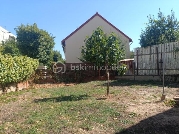 Vitry-sur-Seine – Maison avec jardin dans une impasse calme

Karima Kareche, BSK Immobilier, vous présente cette charmante maison idéalement située à Vitry-sur-Seine, à deux pas de Paris. Nichée dans une impasse, un environnement calme et verdoyant, elle bénéficie d'un accès facile aux transports, écoles et commerces.

D'une surface habitable de 70 m², elle est implantée dans une petite copropriété à très faibles charges et dispose d'un grand jardin privatif clos de 243 m², à aménager selon vos envies.

Rez-de-chaussée : une entrée lumineuse, un WC indépendant, une cuisine équipée et un beau séjour baigné de lumière grâce à une triple fenêtre donnant sur le jardin (possibilité de créer un accès direct).

1er étage : trois belles chambres lumineuses aux grandes fenêtres , ainsi qu'une salle d'eau avec douche.

Et aussi :

Des combles aménageables, offrant un beau potentiel d'extension
Une cave accessible depuis le rez-de-chaussée
Un garage et un atelier d'environ 27 m², accessibles depuis l'extérieur et l'intérieur de la maison. 
Un chauffage individuel par pompe à chaleur, installé cet été

Façades et toiture en très bon état : une maison saine, avec un fort potentiel d'agrandissement, idéale pour un projet familial ou d'investissement.