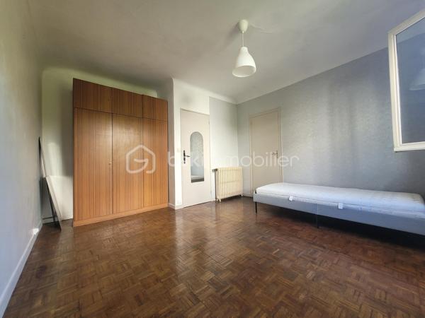 Vitry-sur-Seine – Maison avec jardin dans une impasse calme

Karima Kareche, BSK Immobilier, vous présente cette charmante maison idéalement située à Vitry-sur-Seine, à deux pas de Paris. Nichée dans une impasse, un environnement calme et verdoyant, elle bénéficie d'un accès facile aux transports, écoles et commerces.

D'une surface habitable de 70 m², elle est implantée dans une petite copropriété à très faibles charges et dispose d'un grand jardin privatif clos de 243 m², à aménager selon vos envies.

Rez-de-chaussée : une entrée lumineuse, un WC indépendant, une cuisine équipée et un beau séjour baigné de lumière grâce à une triple fenêtre donnant sur le jardin (possibilité de créer un accès direct).

1er étage : trois belles chambres lumineuses aux grandes fenêtres , ainsi qu'une salle d'eau avec douche.

Et aussi :

Des combles aménageables, offrant un beau potentiel d'extension
Une cave accessible depuis le rez-de-chaussée
Un garage et un atelier d'environ 27 m², accessibles depuis l'extérieur et l'intérieur de la maison. 
Un chauffage individuel par pompe à chaleur, installé cet été

Façades et toiture en très bon état : une maison saine, avec un fort potentiel d'agrandissement, idéale pour un projet familial ou d'investissement.