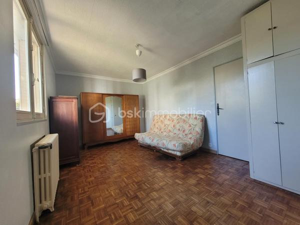 Vitry-sur-Seine – Maison avec jardin dans une impasse calme

Karima Kareche, BSK Immobilier, vous présente cette charmante maison idéalement située à Vitry-sur-Seine, à deux pas de Paris. Nichée dans une impasse, un environnement calme et verdoyant, elle bénéficie d'un accès facile aux transports, écoles et commerces.

D'une surface habitable de 70 m², elle est implantée dans une petite copropriété à très faibles charges et dispose d'un grand jardin privatif clos de 243 m², à aménager selon vos envies.

Rez-de-chaussée : une entrée lumineuse, un WC indépendant, une cuisine équipée et un beau séjour baigné de lumière grâce à une triple fenêtre donnant sur le jardin (possibilité de créer un accès direct).

1er étage : trois belles chambres lumineuses aux grandes fenêtres , ainsi qu'une salle d'eau avec douche.

Et aussi :

Des combles aménageables, offrant un beau potentiel d'extension
Une cave accessible depuis le rez-de-chaussée
Un garage et un atelier d'environ 27 m², accessibles depuis l'extérieur et l'intérieur de la maison. 
Un chauffage individuel par pompe à chaleur, installé cet été

Façades et toiture en très bon état : une maison saine, avec un fort potentiel d'agrandissement, idéale pour un projet familial ou d'investissement.