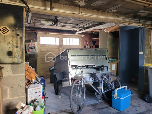 Vitry-sur-Seine – Maison avec jardin dans une impasse calme

Karima Kareche, BSK Immobilier, vous présente cette charmante maison idéalement située à Vitry-sur-Seine, à deux pas de Paris. Nichée dans une impasse, un environnement calme et verdoyant, elle bénéficie d'un accès facile aux transports, écoles et commerces.

D'une surface habitable de 70 m², elle est implantée dans une petite copropriété à très faibles charges et dispose d'un grand jardin privatif clos de 243 m², à aménager selon vos envies.

Rez-de-chaussée : une entrée lumineuse, un WC indépendant, une cuisine équipée et un beau séjour baigné de lumière grâce à une triple fenêtre donnant sur le jardin (possibilité de créer un accès direct).

1er étage : trois belles chambres lumineuses aux grandes fenêtres , ainsi qu'une salle d'eau avec douche.

Et aussi :

Des combles aménageables, offrant un beau potentiel d'extension
Une cave accessible depuis le rez-de-chaussée
Un garage et un atelier d'environ 27 m², accessibles depuis l'extérieur et l'intérieur de la maison. 
Un chauffage individuel par pompe à chaleur, installé cet été

Façades et toiture en très bon état : une maison saine, avec un fort potentiel d'agrandissement, idéale pour un projet familial ou d'investissement.