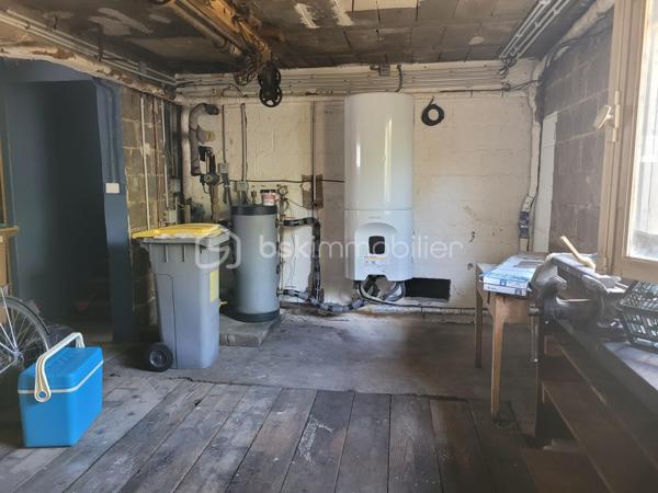 Vitry-sur-Seine – Maison avec jardin dans une impasse calme

Karima Kareche, BSK Immobilier, vous présente cette charmante maison idéalement située à Vitry-sur-Seine, à deux pas de Paris. Nichée dans une impasse, un environnement calme et verdoyant, elle bénéficie d'un accès facile aux transports, écoles et commerces.

D'une surface habitable de 70 m², elle est implantée dans une petite copropriété à très faibles charges et dispose d'un grand jardin privatif clos de 243 m², à aménager selon vos envies.

Rez-de-chaussée : une entrée lumineuse, un WC indépendant, une cuisine équipée et un beau séjour baigné de lumière grâce à une triple fenêtre donnant sur le jardin (possibilité de créer un accès direct).

1er étage : trois belles chambres lumineuses aux grandes fenêtres , ainsi qu'une salle d'eau avec douche.

Et aussi :

Des combles aménageables, offrant un beau potentiel d'extension
Une cave accessible depuis le rez-de-chaussée
Un garage et un atelier d'environ 27 m², accessibles depuis l'extérieur et l'intérieur de la maison. 
Un chauffage individuel par pompe à chaleur, installé cet été

Façades et toiture en très bon état : une maison saine, avec un fort potentiel d'agrandissement, idéale pour un projet familial ou d'investissement.