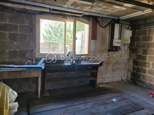 Vitry-sur-Seine – Maison avec jardin dans une impasse calme

Karima Kareche, BSK Immobilier, vous présente cette charmante maison idéalement située à Vitry-sur-Seine, à deux pas de Paris. Nichée dans une impasse, un environnement calme et verdoyant, elle bénéficie d'un accès facile aux transports, écoles et commerces.

D'une surface habitable de 70 m², elle est implantée dans une petite copropriété à très faibles charges et dispose d'un grand jardin privatif clos de 243 m², à aménager selon vos envies.

Rez-de-chaussée : une entrée lumineuse, un WC indépendant, une cuisine équipée et un beau séjour baigné de lumière grâce à une triple fenêtre donnant sur le jardin (possibilité de créer un accès direct).

1er étage : trois belles chambres lumineuses aux grandes fenêtres , ainsi qu'une salle d'eau avec douche.

Et aussi :

Des combles aménageables, offrant un beau potentiel d'extension
Une cave accessible depuis le rez-de-chaussée
Un garage et un atelier d'environ 27 m², accessibles depuis l'extérieur et l'intérieur de la maison. 
Un chauffage individuel par pompe à chaleur, installé cet été

Façades et toiture en très bon état : une maison saine, avec un fort potentiel d'agrandissement, idéale pour un projet familial ou d'investissement.