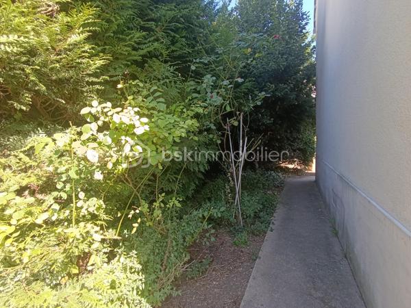 Vitry-sur-Seine – Maison avec jardin dans une impasse calme

Karima Kareche, BSK Immobilier, vous présente cette charmante maison idéalement située à Vitry-sur-Seine, à deux pas de Paris. Nichée dans une impasse, un environnement calme et verdoyant, elle bénéficie d'un accès facile aux transports, écoles et commerces.

D'une surface habitable de 70 m², elle est implantée dans une petite copropriété à très faibles charges et dispose d'un grand jardin privatif clos de 243 m², à aménager selon vos envies.

Rez-de-chaussée : une entrée lumineuse, un WC indépendant, une cuisine équipée et un beau séjour baigné de lumière grâce à une triple fenêtre donnant sur le jardin (possibilité de créer un accès direct).

1er étage : trois belles chambres lumineuses aux grandes fenêtres , ainsi qu'une salle d'eau avec douche.

Et aussi :

Des combles aménageables, offrant un beau potentiel d'extension
Une cave accessible depuis le rez-de-chaussée
Un garage et un atelier d'environ 27 m², accessibles depuis l'extérieur et l'intérieur de la maison. 
Un chauffage individuel par pompe à chaleur, installé cet été

Façades et toiture en très bon état : une maison saine, avec un fort potentiel d'agrandissement, idéale pour un projet familial ou d'investissement.