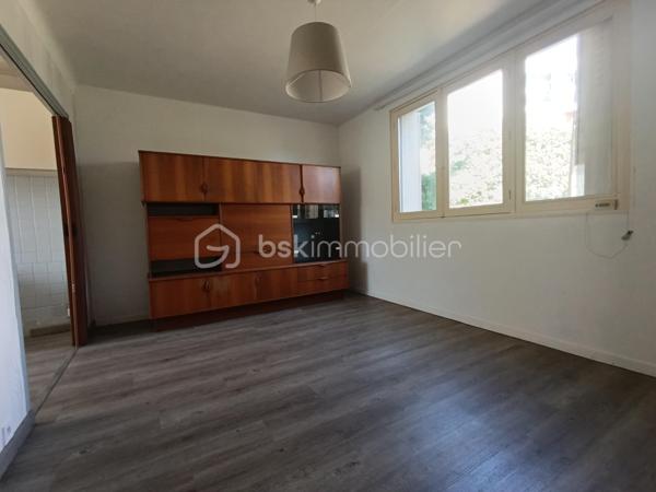 Vitry-sur-Seine – Maison avec jardin dans une impasse calme

Karima Kareche, BSK Immobilier, vous présente cette charmante maison idéalement située à Vitry-sur-Seine, à deux pas de Paris. Nichée dans une impasse, un environnement calme et verdoyant, elle bénéficie d'un accès facile aux transports, écoles et commerces.

D'une surface habitable de 70 m², elle est implantée dans une petite copropriété à très faibles charges et dispose d'un grand jardin privatif clos de 243 m², à aménager selon vos envies.

Rez-de-chaussée : une entrée lumineuse, un WC indépendant, une cuisine équipée et un beau séjour baigné de lumière grâce à une triple fenêtre donnant sur le jardin (possibilité de créer un accès direct).

1er étage : trois belles chambres lumineuses aux grandes fenêtres , ainsi qu'une salle d'eau avec douche.

Et aussi :

Des combles aménageables, offrant un beau potentiel d'extension
Une cave accessible depuis le rez-de-chaussée
Un garage et un atelier d'environ 27 m², accessibles depuis l'extérieur et l'intérieur de la maison. 
Un chauffage individuel par pompe à chaleur, installé cet été

Façades et toiture en très bon état : une maison saine, avec un fort potentiel d'agrandissement, idéale pour un projet familial ou d'investissement.