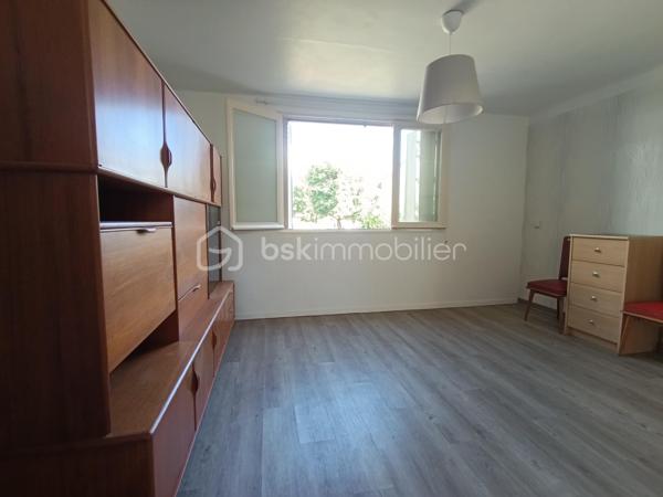 Vitry-sur-Seine – Maison avec jardin dans une impasse calme

Karima Kareche, BSK Immobilier, vous présente cette charmante maison idéalement située à Vitry-sur-Seine, à deux pas de Paris. Nichée dans une impasse, un environnement calme et verdoyant, elle bénéficie d'un accès facile aux transports, écoles et commerces.

D'une surface habitable de 70 m², elle est implantée dans une petite copropriété à très faibles charges et dispose d'un grand jardin privatif clos de 243 m², à aménager selon vos envies.

Rez-de-chaussée : une entrée lumineuse, un WC indépendant, une cuisine équipée et un beau séjour baigné de lumière grâce à une triple fenêtre donnant sur le jardin (possibilité de créer un accès direct).

1er étage : trois belles chambres lumineuses aux grandes fenêtres , ainsi qu'une salle d'eau avec douche.

Et aussi :

Des combles aménageables, offrant un beau potentiel d'extension
Une cave accessible depuis le rez-de-chaussée
Un garage et un atelier d'environ 27 m², accessibles depuis l'extérieur et l'intérieur de la maison. 
Un chauffage individuel par pompe à chaleur, installé cet été

Façades et toiture en très bon état : une maison saine, avec un fort potentiel d'agrandissement, idéale pour un projet familial ou d'investissement.