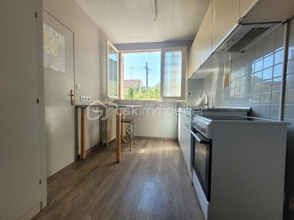 Vitry-sur-Seine – Maison avec jardin dans une impasse calme

Karima Kareche, BSK Immobilier, vous présente cette charmante maison idéalement située à Vitry-sur-Seine, à deux pas de Paris. Nichée dans une impasse, un environnement calme et verdoyant, elle bénéficie d'un accès facile aux transports, écoles et commerces.

D'une surface habitable de 70 m², elle est implantée dans une petite copropriété à très faibles charges et dispose d'un grand jardin privatif clos de 243 m², à aménager selon vos envies.

Rez-de-chaussée : une entrée lumineuse, un WC indépendant, une cuisine équipée et un beau séjour baigné de lumière grâce à une triple fenêtre donnant sur le jardin (possibilité de créer un accès direct).

1er étage : trois belles chambres lumineuses aux grandes fenêtres , ainsi qu'une salle d'eau avec douche.

Et aussi :

Des combles aménageables, offrant un beau potentiel d'extension
Une cave accessible depuis le rez-de-chaussée
Un garage et un atelier d'environ 27 m², accessibles depuis l'extérieur et l'intérieur de la maison. 
Un chauffage individuel par pompe à chaleur, installé cet été

Façades et toiture en très bon état : une maison saine, avec un fort potentiel d'agrandissement, idéale pour un projet familial ou d'investissement.