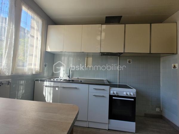 Vitry-sur-Seine – Maison avec jardin dans une impasse calme

Karima Kareche, BSK Immobilier, vous présente cette charmante maison idéalement située à Vitry-sur-Seine, à deux pas de Paris. Nichée dans une impasse, un environnement calme et verdoyant, elle bénéficie d'un accès facile aux transports, écoles et commerces.

D'une surface habitable de 70 m², elle est implantée dans une petite copropriété à très faibles charges et dispose d'un grand jardin privatif clos de 243 m², à aménager selon vos envies.

Rez-de-chaussée : une entrée lumineuse, un WC indépendant, une cuisine équipée et un beau séjour baigné de lumière grâce à une triple fenêtre donnant sur le jardin (possibilité de créer un accès direct).

1er étage : trois belles chambres lumineuses aux grandes fenêtres , ainsi qu'une salle d'eau avec douche.

Et aussi :

Des combles aménageables, offrant un beau potentiel d'extension
Une cave accessible depuis le rez-de-chaussée
Un garage et un atelier d'environ 27 m², accessibles depuis l'extérieur et l'intérieur de la maison. 
Un chauffage individuel par pompe à chaleur, installé cet été

Façades et toiture en très bon état : une maison saine, avec un fort potentiel d'agrandissement, idéale pour un projet familial ou d'investissement.