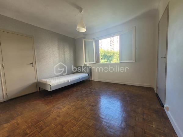 Vitry-sur-Seine – Maison avec jardin dans une impasse calme

Karima Kareche, BSK Immobilier, vous présente cette charmante maison idéalement située à Vitry-sur-Seine, à deux pas de Paris. Nichée dans une impasse, un environnement calme et verdoyant, elle bénéficie d'un accès facile aux transports, écoles et commerces.

D'une surface habitable de 70 m², elle est implantée dans une petite copropriété à très faibles charges et dispose d'un grand jardin privatif clos de 243 m², à aménager selon vos envies.

Rez-de-chaussée : une entrée lumineuse, un WC indépendant, une cuisine équipée et un beau séjour baigné de lumière grâce à une triple fenêtre donnant sur le jardin (possibilité de créer un accès direct).

1er étage : trois belles chambres lumineuses aux grandes fenêtres , ainsi qu'une salle d'eau avec douche.

Et aussi :

Des combles aménageables, offrant un beau potentiel d'extension
Une cave accessible depuis le rez-de-chaussée
Un garage et un atelier d'environ 27 m², accessibles depuis l'extérieur et l'intérieur de la maison. 
Un chauffage individuel par pompe à chaleur, installé cet été

Façades et toiture en très bon état : une maison saine, avec un fort potentiel d'agrandissement, idéale pour un projet familial ou d'investissement.