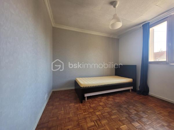 Vitry-sur-Seine – Maison avec jardin dans une impasse calme

Karima Kareche, BSK Immobilier, vous présente cette charmante maison idéalement située à Vitry-sur-Seine, à deux pas de Paris. Nichée dans une impasse, un environnement calme et verdoyant, elle bénéficie d'un accès facile aux transports, écoles et commerces.

D'une surface habitable de 70 m², elle est implantée dans une petite copropriété à très faibles charges et dispose d'un grand jardin privatif clos de 243 m², à aménager selon vos envies.

Rez-de-chaussée : une entrée lumineuse, un WC indépendant, une cuisine équipée et un beau séjour baigné de lumière grâce à une triple fenêtre donnant sur le jardin (possibilité de créer un accès direct).

1er étage : trois belles chambres lumineuses aux grandes fenêtres , ainsi qu'une salle d'eau avec douche.

Et aussi :

Des combles aménageables, offrant un beau potentiel d'extension
Une cave accessible depuis le rez-de-chaussée
Un garage et un atelier d'environ 27 m², accessibles depuis l'extérieur et l'intérieur de la maison. 
Un chauffage individuel par pompe à chaleur, installé cet été

Façades et toiture en très bon état : une maison saine, avec un fort potentiel d'agrandissement, idéale pour un projet familial ou d'investissement.