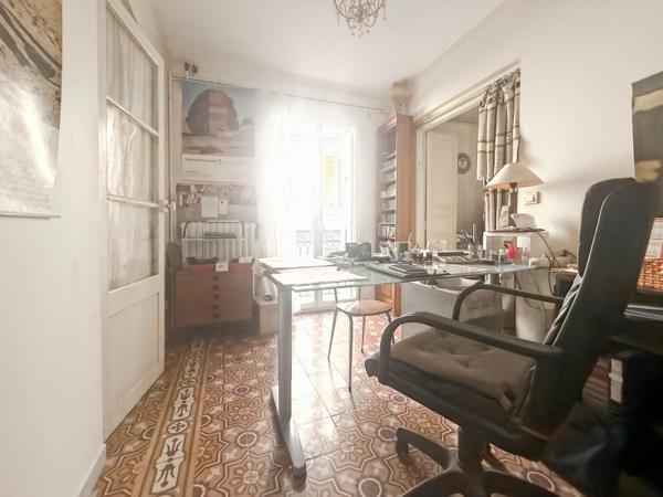 3 logements: soit deux T3 et un T2 avec deux garages et cave