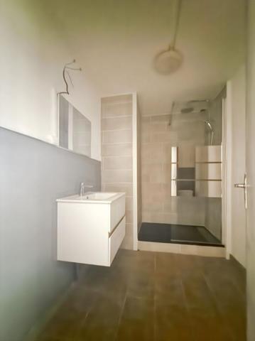 3 logements: soit deux T3 et un T2 avec deux garages et cave