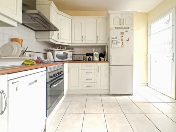 3 logements: soit deux T3 et un T2 avec deux garages et cave