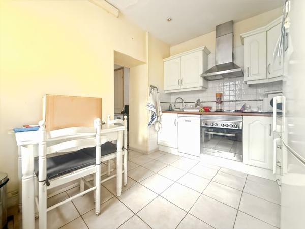 3 logements: soit deux T3 et un T2 avec deux garages et cave