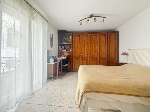 3 logements: soit deux T3 et un T2 avec deux garages et cave