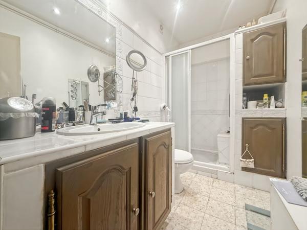 3 logements: soit deux T3 et un T2 avec deux garages et cave