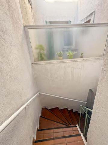 3 logements: soit deux T3 et un T2 avec deux garages et cave